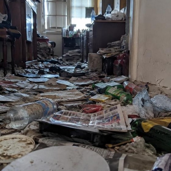 S&egrave;te Nettoyage &eacute;vacue tout type d'encombrants puis proc&egrave;de &agrave; la d&eacute;sinfection des surfaces et la destruction des odeurs.